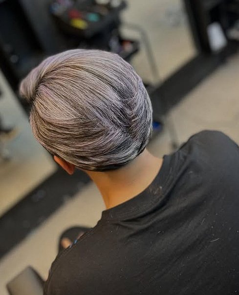 Cabelo platinado visto de cima