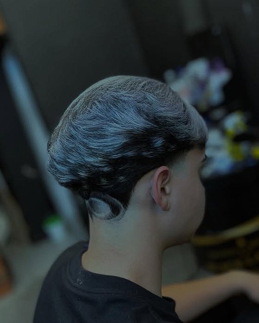 Cabelo platinado com desenho na nuca