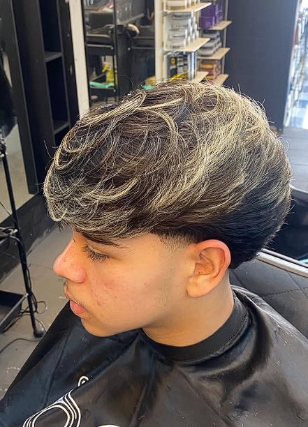 Cabelo texturizado com luzes claras