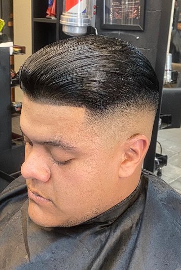 Degradê clássico com cabelo penteado para trás